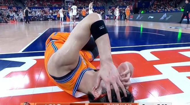 张镇麟肘击王哲林!劈头盖脸干翻队友,看他一眼就往回跑,太奇葩