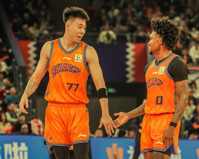 张镇麟8+1!弗格6中1,王哲林8+7,洛夫顿4+6,上海领先浙江10分