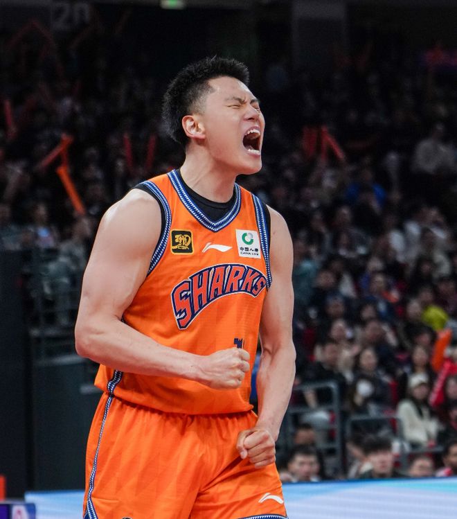 李弘权半场18分,洛夫顿13+3+6张镇麟3记三分,上海20分大胜浙江