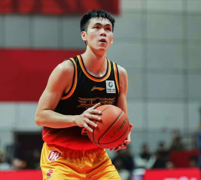 最佳新秀没跑了！轰34分6板4助成江苏头牌，名记：全明星大有希望