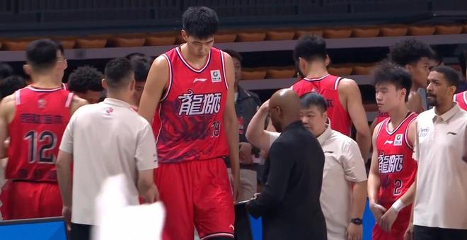 双杀广州萨林杰再立大功！5连胜广东4人上佳，杜锋给徐昕又上一课