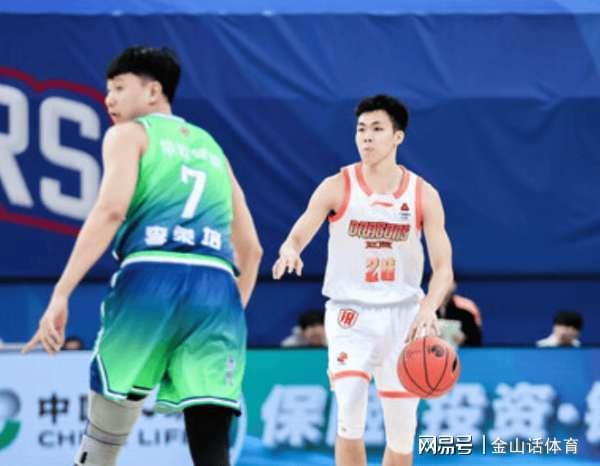 真香!CBA“菜鸟”再砍30+,5场比赛场均22分,网友:迟早进国家队