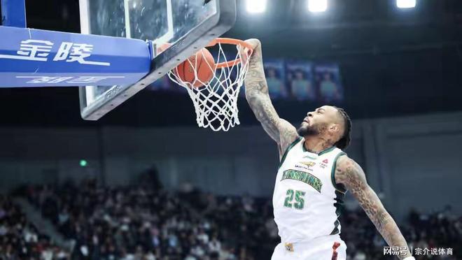 5场比赛4大教练下课，CBA奇葩纪录，杨鸣被喷，丁伟不降反升