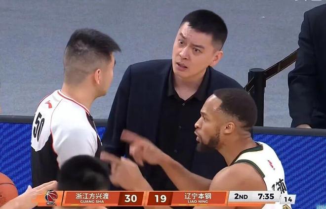 辽宁男篮32分惨败，三外援表现糟糕，杨鸣战术被针对，广厦大胜