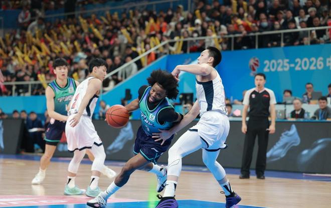 爆冷!广东男篮完败,杜锋无奈代价太大:3人罚下,徐杰受伤离场