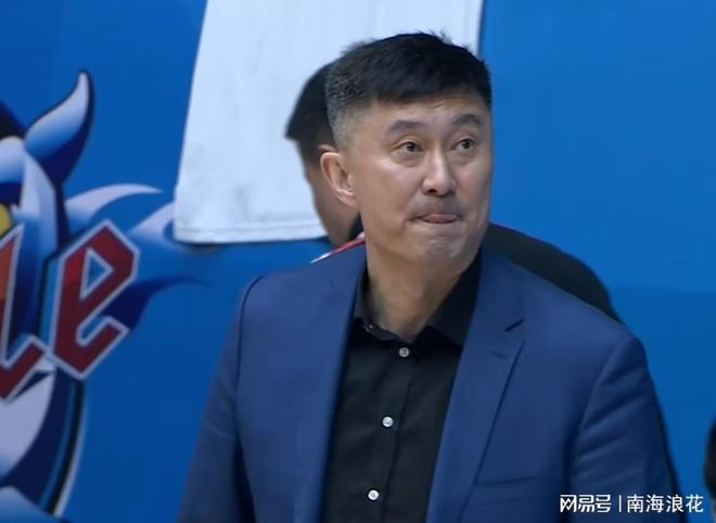 4场连续0分！为何国家队著名射手被杜锋用成废人？球迷一针见血