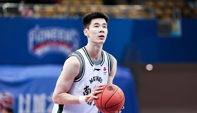 轰31+10+6仍无缘国家队！郭昊文疑似正面回应 他的出路在哪儿？