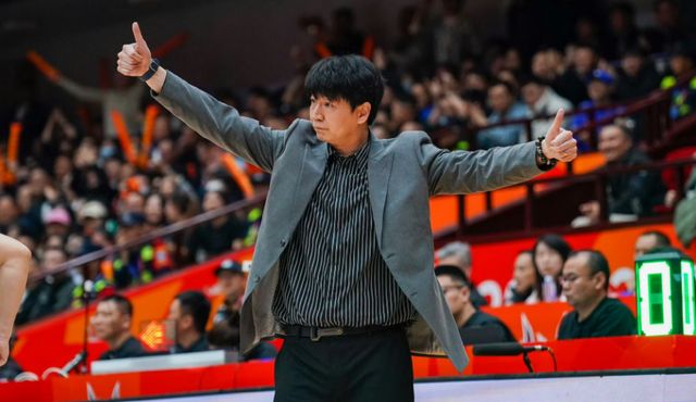 山东男篮拒绝输球！全力淘汰浙江队，琼斯上演首秀，央视直播