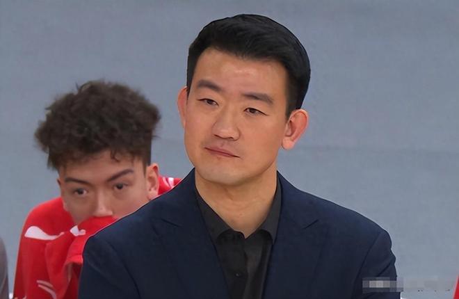 广厦爆发内讧！卡尔顿情绪失控对喷队友，两人吵起来，真是丢人