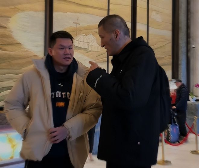 巴特尔请朱芳雨、杨鸣、杜锋等人吃饭，大家把酒言欢