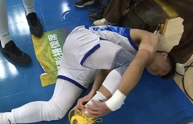 遭遇距腓前韧带撕裂，孙铭徽发文：小场面别担心，很快回来