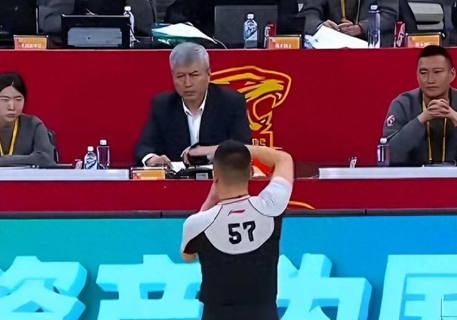 打脸潘江！篮协亲自复盘疑案，漏吹1技术犯规，李慕豪伸腿不犯规