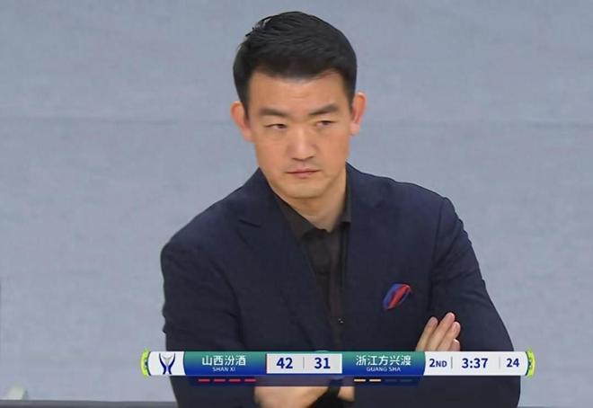 7投1中5失误！王博揪出2废材，20岁新星不敢投，2外援完全迷失！