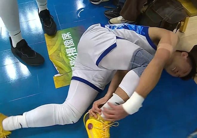 孙铭徽伤势更新！距腓前韧带撕裂，严重程度待定，至少缺席一个月