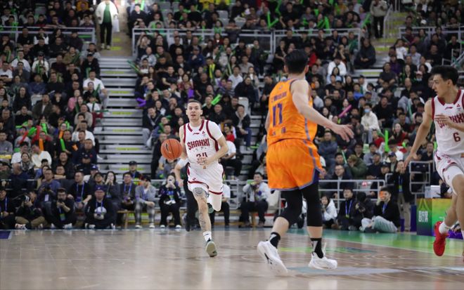 裁判抢戏！送上海57罚球，罚掉山西6人，全队+解说员直呼：没见过