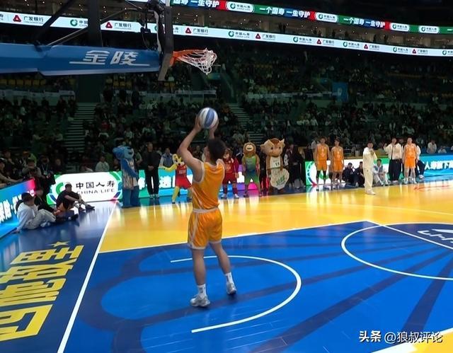 搞笑!四川球员刘冠杉扣篮前想把篮网用球砸下来 结果三投不中