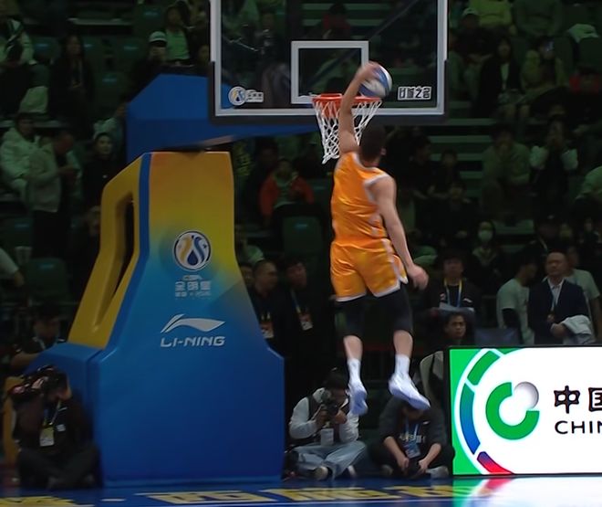 CBA扣篮大赛预赛!俞泽辰100分力压张鼎岩排第1,携刘礼嘉晋级!