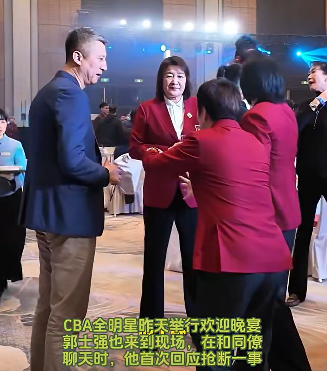 有趣!郭士强回应抢断日本队的球,引起了现场哈哈大笑