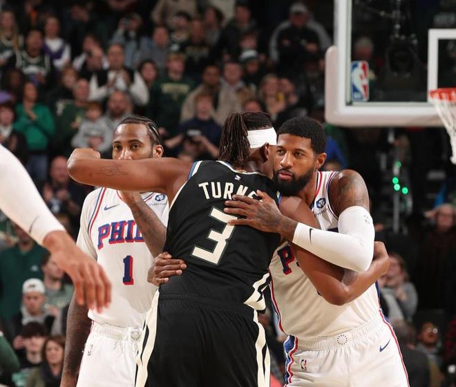 马克西划水保罗乔治20+5+5,火箭弃将准三双难救主,76人轻取雄鹿