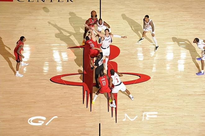 能力达不到先发中锋的水准！快船内线老将简直是被火箭各种针对？