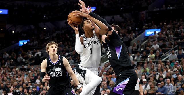 马尔卡宁29分文班亚马空砍32+7 爵士终结马刺8连胜