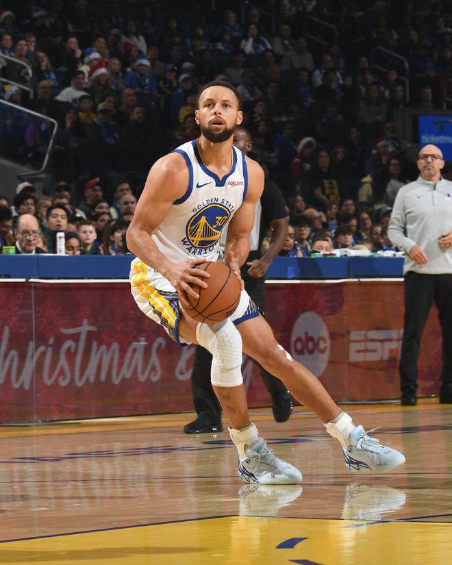 圣诞大战仍手感一般，库里18中6得23分3板4助，三分10中2