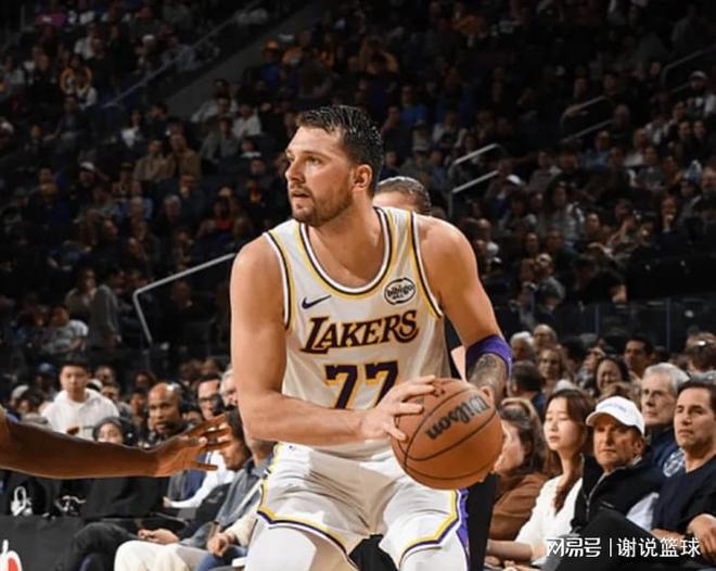 湖人大胜弱旅四喜临门,核心主将三节打卡,15+7射手真好用