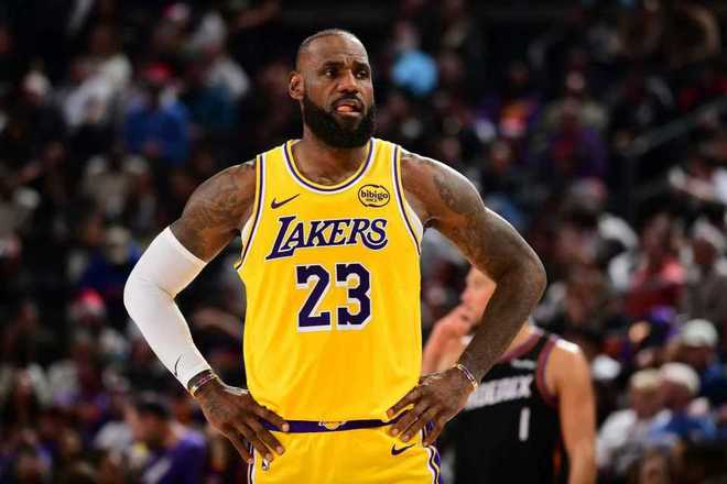 湖人溃败多惨：最多落后32分吞连败 詹姆斯带不动被迫提前下班