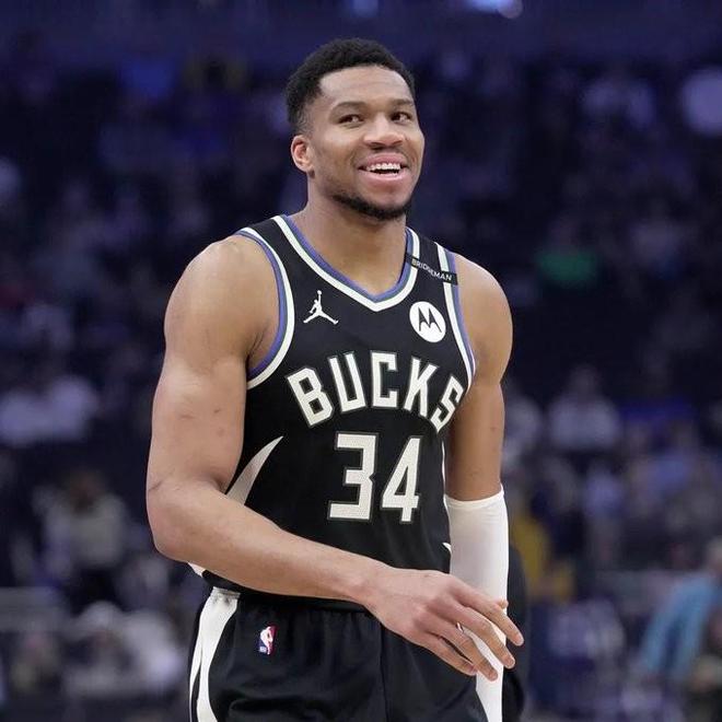 记者：尽管多队有意，但雄鹿再次坚定强调字母哥不会离开