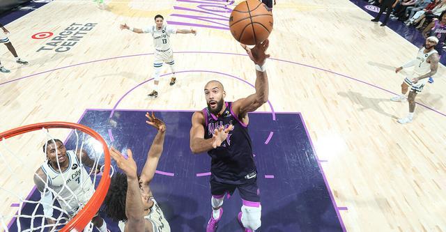 爱德华兹24分戈贝尔生涯总篮板破万 森林狼逆转雄鹿