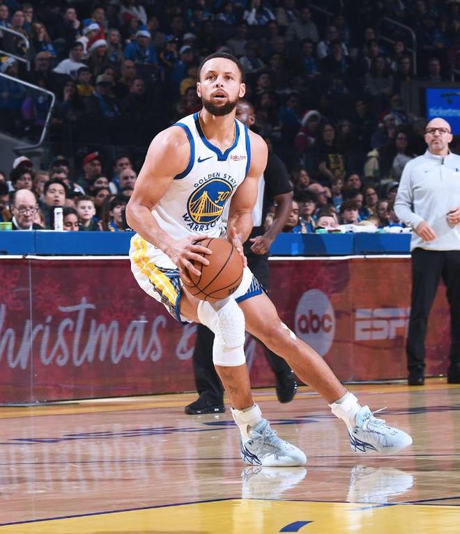 库里打铁18中6一战比肩乔丹科比，巴特勒14+9+9，勇士轻取独行侠