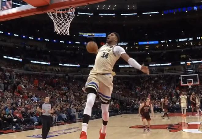 字母哥垃圾时间秀大风车扣篮引对手不满,公牛、雄鹿球员发生多人冲突