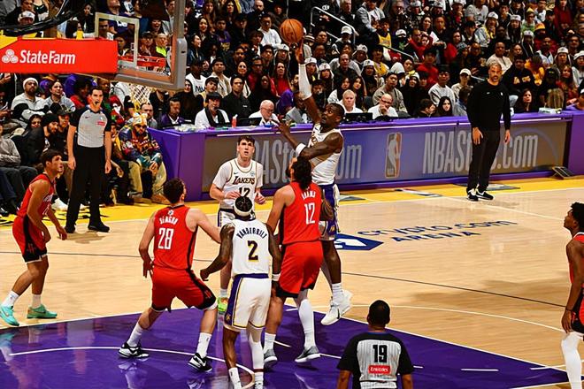 打得也太憋屈了!艾顿在湖人根本没有办法得到足够的信任?