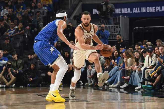 勇士终重回5成胜率：库里26+6连70场命中三分 单节6中6轰15分