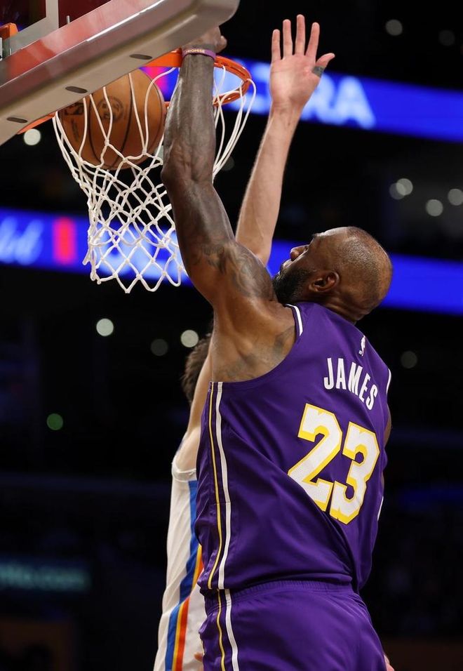 湖人为什么输球？詹姆斯第四节没摸几次球！多尔特犯规被放过！