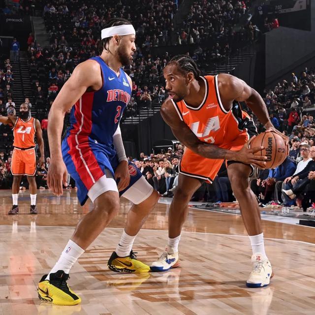 今夜，上帝穿着伦纳德的球衣打球