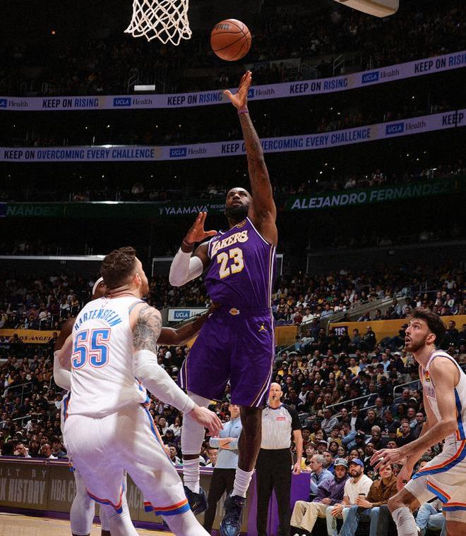 杰伦威复出卡鲁索17分手刃旧主，詹皇空砍22+6+10，雷霆双杀湖人