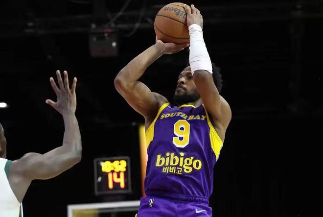 在湖人二队的表现还不如上赛季，布朗尼的进步幅度有些缓慢？