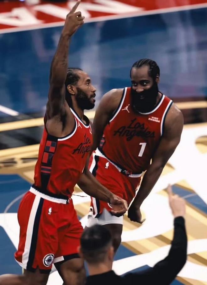 当代乔丹25+3+4！快船半场领先18分，看数据：他是头号功臣！