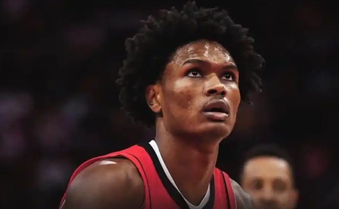 阿门攻守极致偏科！防守限制库里，把控篮板优势，但进攻咋办？...