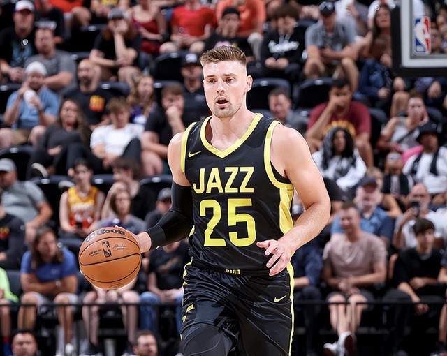 一夜2签2裁达成！湖人报价2大悍将遭拒绝，里夫斯至少伤停4周