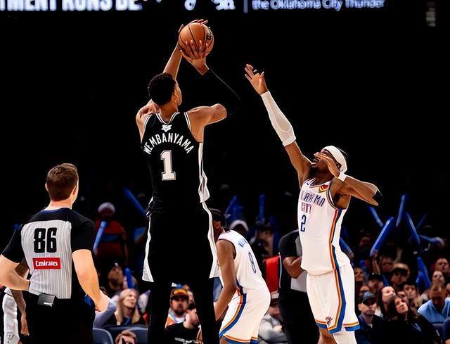 亚历山大哑火，圣诞大战雷霆惨败马刺，大赢家却是金州勇士