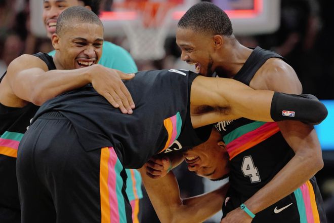 25分大逆转平纪录!文班27+10+4帽喜极而泣 马刺15战14胜征服小卡