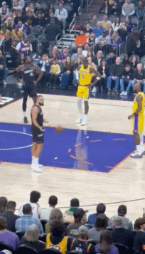 又见詹龙对决,詹姆斯罚球时狄龙干扰,被判提前进线违例