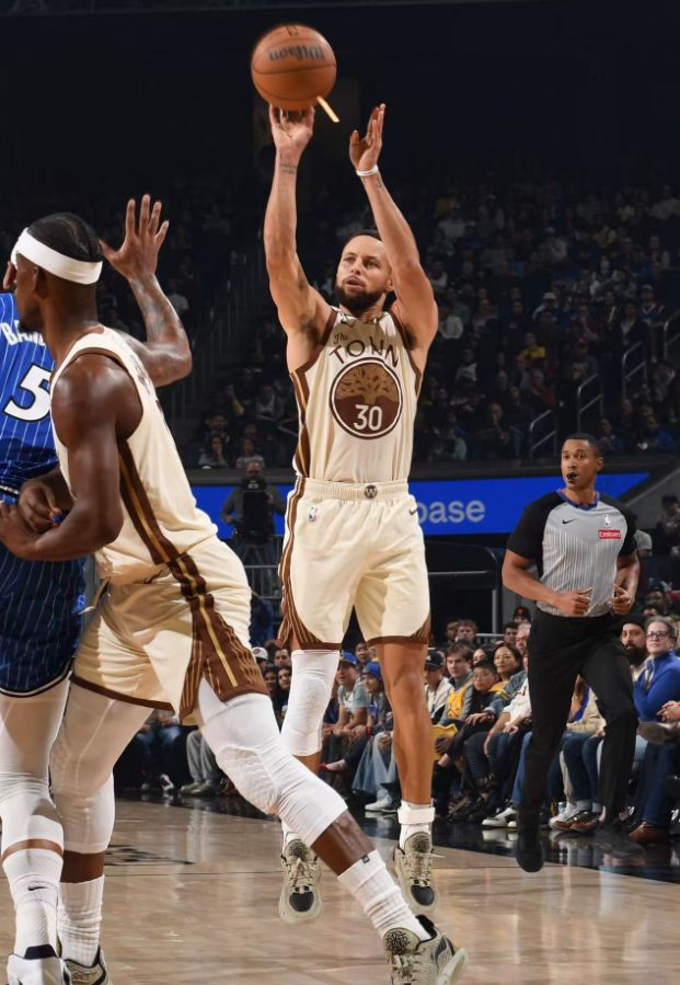 巴特勒21分库里26+6+单节15分，班凯罗准三双背锅，勇士复仇魔术