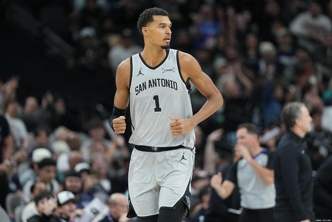 一夜消息：马刺三杀雷霆，库里迎里程碑，小里突发伤情