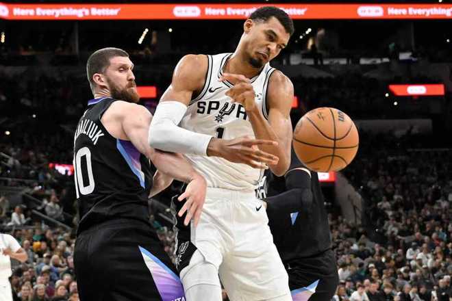 马刺爆冷遭爵士逆转终结8连胜 文班时隔19场回首发32+7+5帽