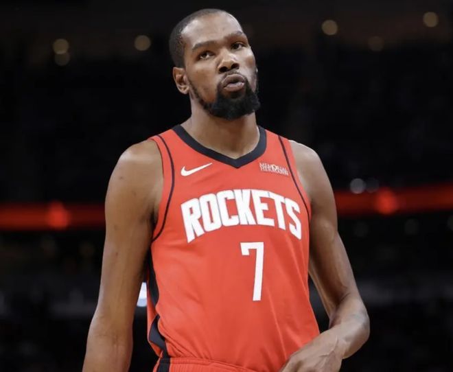 杜兰特情绪又失控！拥抱不看威少，遭骑脸很沮丧，连续2场生气了