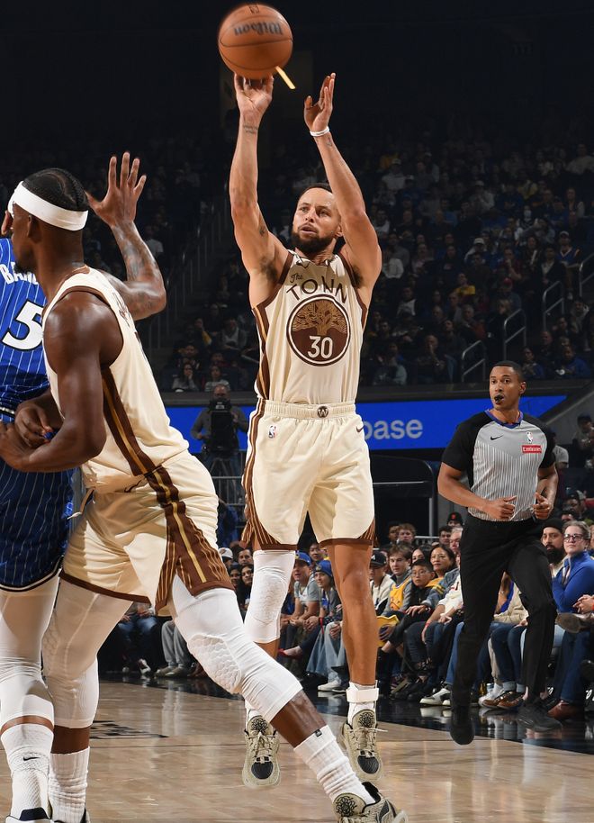 单节15分吹反攻号角！库里半场13中3也能修正 超远三分后露出笑容