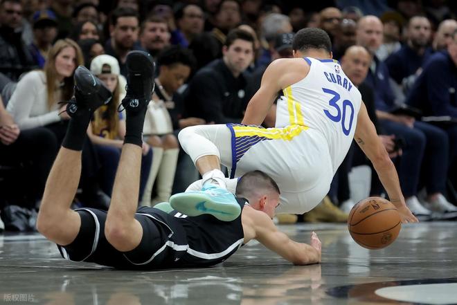 逆天吹罚！库里被裁判针对，得分超加内特！巴特勒21+5+4打爆篮网